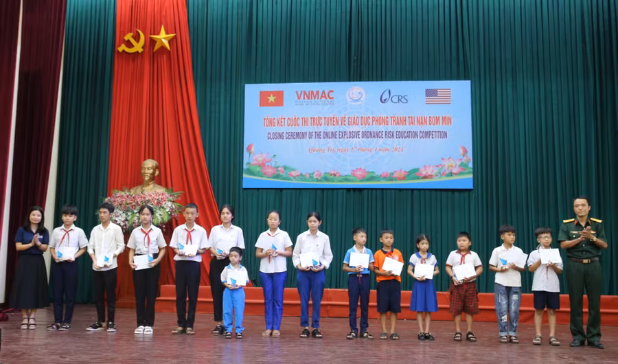 Các học sinh nhận giải khuyến khích.