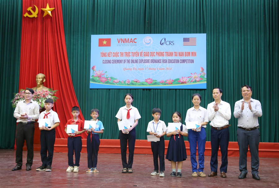 Ông Mai Huy Phương, Phó Giám đốc Sở GD&ĐT tỉnh Quảng Trị (ngoài cùng, bên trái) trao giải cho các học sinh xuất sắc. Ông Mai Huy Phương, Phó Giám đốc Sở GD&ĐT tỉnh Quảng Trị (ngoài cùng, bên trái) trao giải cho các học sinh xuất sắc.