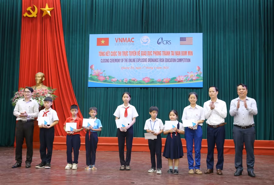 Ông Mai Huy Phương, Phó Giám đốc Sở GD&amp;ĐT tỉnh Quảng Trị (ngoài cùng, bên trái) trao giải cho các học sinh xuất sắc.