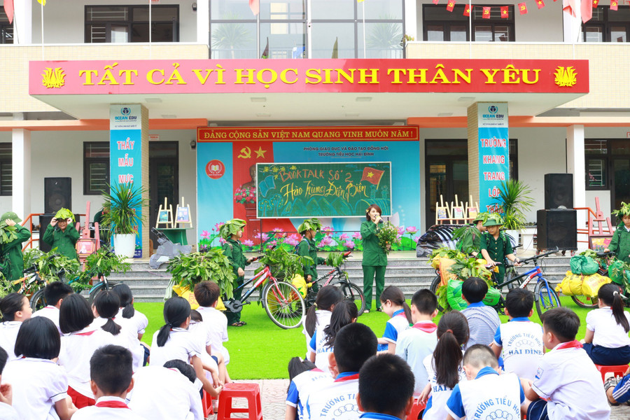 Chương trình Book Talk giúp học sinh hiểu sâu hơn về lịch sử hào hùng của dân tộc, sự hy sinh, gian khổ của các thế hệ đi trước trong đấu tranh giành độc lập dân tộc, đặc biệt là Chiến thắng Điện Biên Phủ. Chương trình Book Talk giúp học sinh hiểu sâu hơn về lịch sử hào hùng của dân tộc, sự hy sinh, gian khổ của các thế hệ đi trước trong đấu tranh giành độc lập dân tộc, đặc biệt là Chiến thắng Điện Biên Phủ.