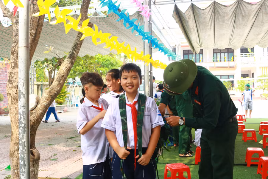 Chương trình trở nên hấp dẫn hơn nhờ phần giao lưu của thầy cô, các tiết mục văn nghệ sôi động của học sinh, phần hỏi đáp trả về những kiến thức mà học sinh lĩnh hội được trong sáng nay.