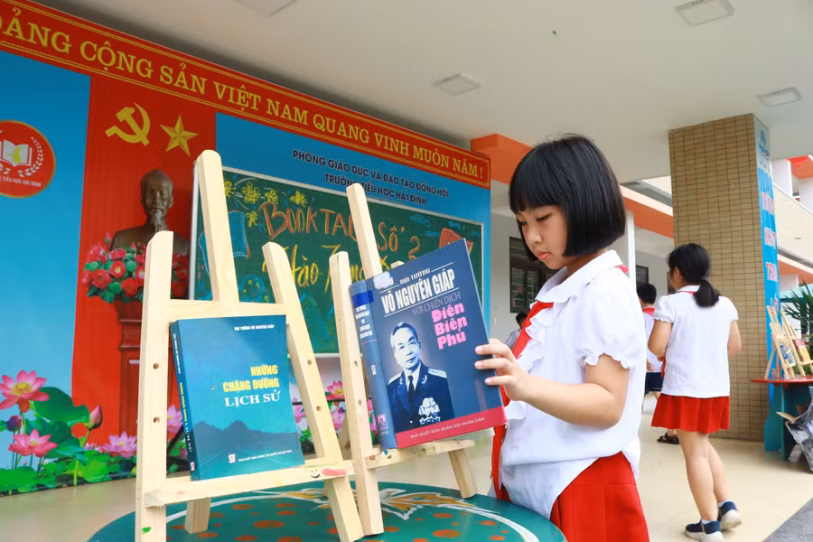 Ở phần workshop, trong 10 phút, từng nhóm học sinh cùng nhau tái hiện chiếc xe đạp thồ Điện Biên. Mặc dù là phương tiện thô sơ nhưng xe đạp đã được chế tạo thành những chiếc xe thồ có thể vận chuyển hàng nghìn tấn hàng hóa không thua kém bất kỳ phương tiện tối tân nào. Đây thực sự là hoạt động bổ cho trẻ.