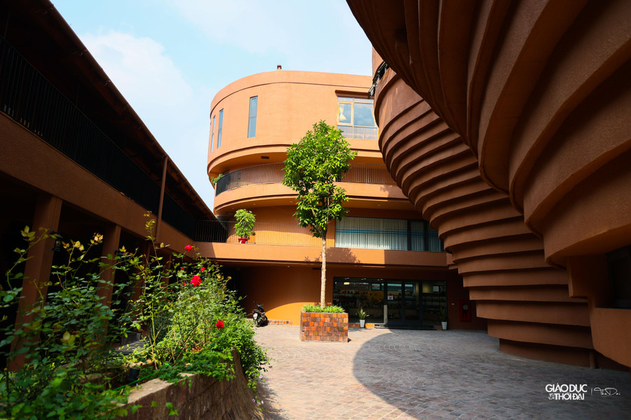 Vào bên trong thăm quan, du khách sẽ được chiêm ngưỡng không gian của một lò bầu cổ – nơi để nung ra những sản phẩm bằng gốm thể hiện bàn tay, trí tuệ, khối óc của người nghệ nhân làm gốm. Vào bên trong thăm quan, du khách sẽ được chiêm ngưỡng không gian của một lò bầu cổ – nơi để nung ra những sản phẩm bằng gốm thể hiện bàn tay, trí tuệ, khối óc của người nghệ nhân làm gốm.