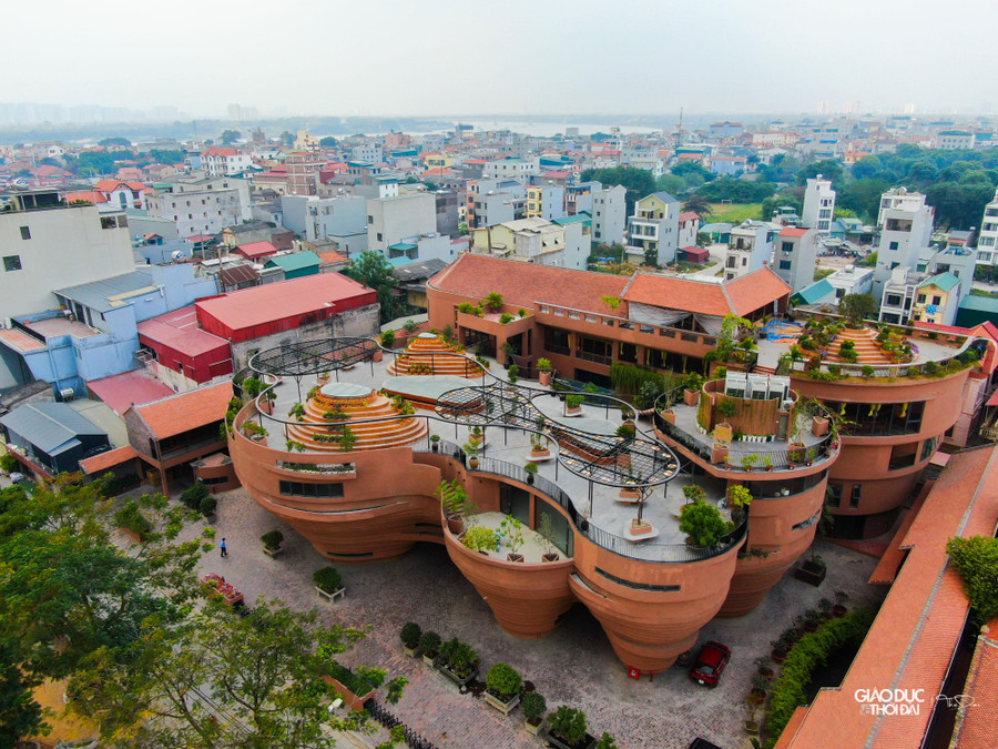 Công trình được thiết độc đáo, gồm 7 vòng xoáy ốc ở đây tượng trưng cho 7 bàn xoay gốm. Công trình được thiết độc đáo, gồm 7 vòng xoáy ốc ở đây tượng trưng cho 7 bàn xoay gốm.