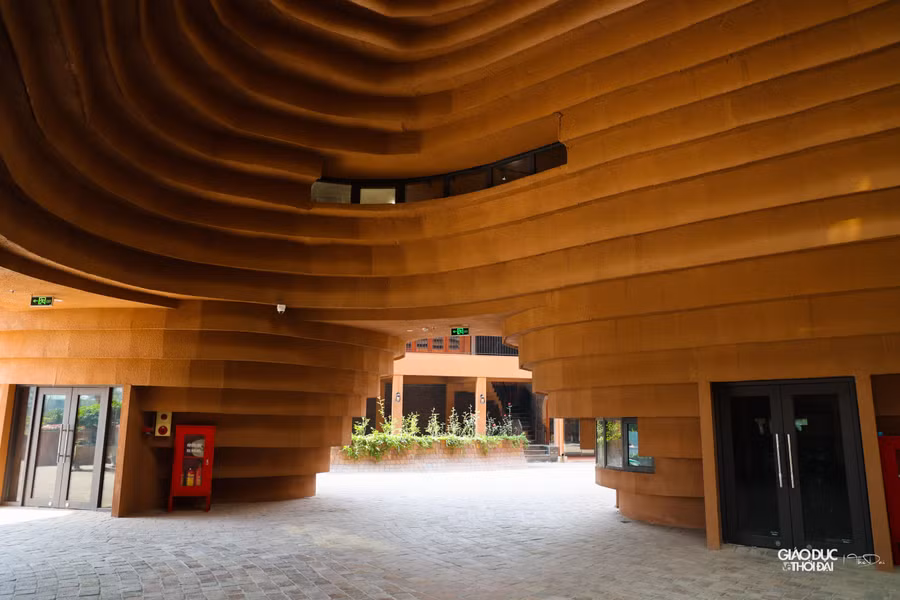 Đây không chỉ là nơi lưu giữ văn hóa của làng gốm Bát Tràng mà còn là địa chỉ để du khách có thể tham quan, chiêm ngưỡng những tác phẩm giá trị của làng nghề.