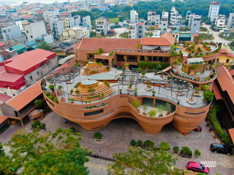 Tầng 1 là nơi dành cho những khu chợ phiên, những buổi sự kiện, cũng là nơi trưng bày sản phẩm. Tầng 2 là nhà truyền thống của làng nghề Bát Tràng, nơi trưng bày các gia phả nghề bằng sản phẩm của các dòng họ. Tầng 3 là một không gian rộng để trưng bày những sản phẩm có tính nghệ thuật cao. Tầng 1 là nơi dành cho những khu chợ phiên, những buổi sự kiện, cũng là nơi trưng bày sản phẩm. Tầng 2 là nhà truyền thống của làng nghề Bát Tràng, nơi trưng bày các gia phả nghề bằng sản phẩm của các dòng họ. Tầng 3 là một không gian rộng để trưng bày những sản phẩm có tính nghệ thuật cao.