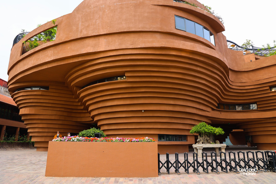 Ở một góc khác, người nhìn có thể liên tưởng đến hình ảnh Lò bầu cổ của người Bát Tràng xưa. Ở một góc khác, người nhìn có thể liên tưởng đến hình ảnh Lò bầu cổ của người Bát Tràng xưa.