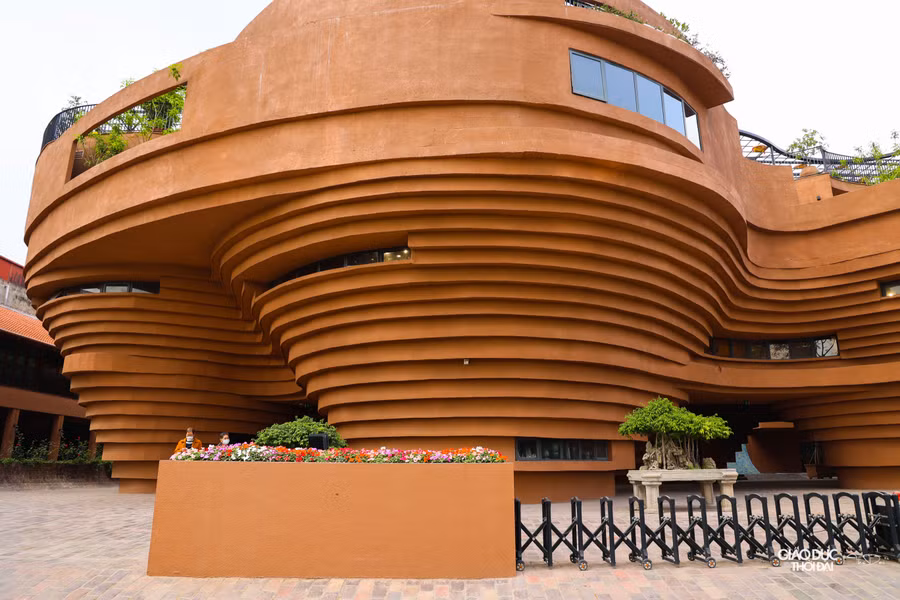 Ở một góc khác, người nhìn có thể liên tưởng đến hình ảnh Lò bầu cổ của người Bát Tràng xưa.