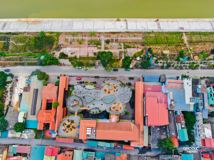 Công trình nằm tại số 28, thôn 5, làng cổ Bát Tràng, có diện tích 3.300m2, nằm ở làng cổ Bát Tràng, kế bên sông Bắc Hưng Hải, con sông nổi tiếng của Hà Nội. Công trình nằm tại số 28, thôn 5, làng cổ Bát Tràng, có diện tích 3.300m2, nằm ở làng cổ Bát Tràng, kế bên sông Bắc Hưng Hải, con sông nổi tiếng của Hà Nội.