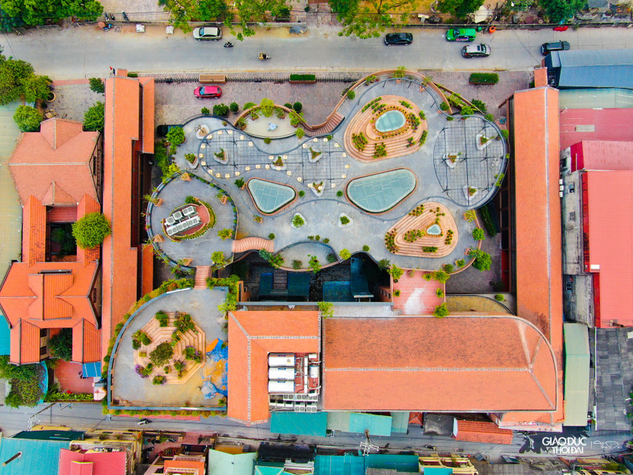 Công trình có tổng số vốn đầu tư ước tính 150 tỷ đồng. Theo đơn vị thiết kế chia sẻ, công trình lấy cảm hứng từ hình ảnh những khối bàn xoay vuốt gốm giao thoa với nhau. Công trình có tổng số vốn đầu tư ước tính 150 tỷ đồng. Theo đơn vị thiết kế chia sẻ, công trình lấy cảm hứng từ hình ảnh những khối bàn xoay vuốt gốm giao thoa với nhau.