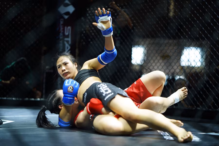 Xuất phát là 1 võ sĩ Wushu, Phạm Thị Nhung không mất quá nhiều thời gian để chuyển sang thi đấu MMA. Với lợi thế chiều cao, sải tay vợt trội những pha ra đòn của cô gái 22 tuổi này có sức nặng và hiểm cao.