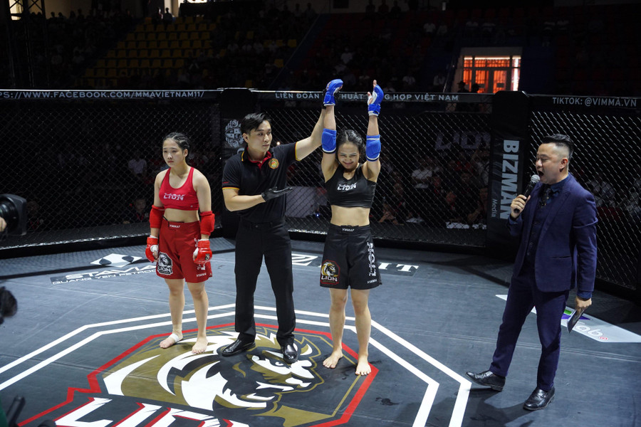 Hot girl MMA Phạm Thị Nhung có thêm một chiến thắng bằng submission.