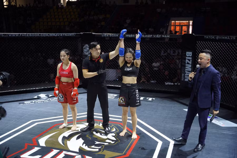 Hot girl MMA Phạm Thị Nhung có thêm một chiến thắng bằng submission.