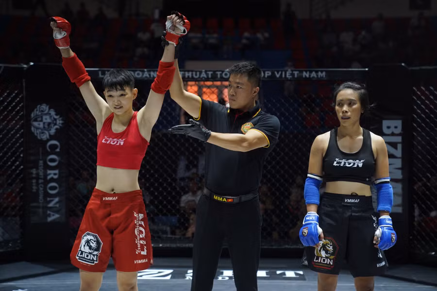 Nguyễn Vũ Quỳnh Hoa thắng Hồ Thị Ngọc Bích bằng submission ( đòn Armbar) ở thời điểm 52s hiệp 1.