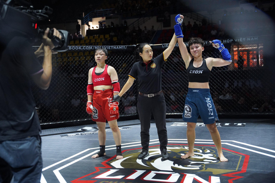 Nguyễn Thị Uyển Nhi thắng Lê Thị Thúy Vy bằng tính điểm (30-27, 29-28, 30-27).