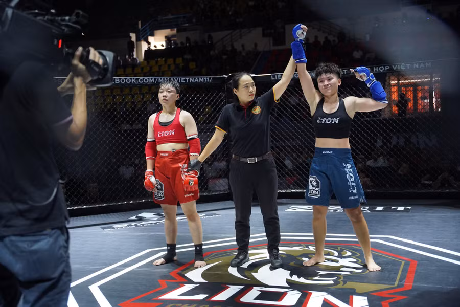 Nguyễn Thị Uyển Nhi thắng Lê Thị Thúy Vy bằng tính điểm (30-27, 29-28, 30-27).