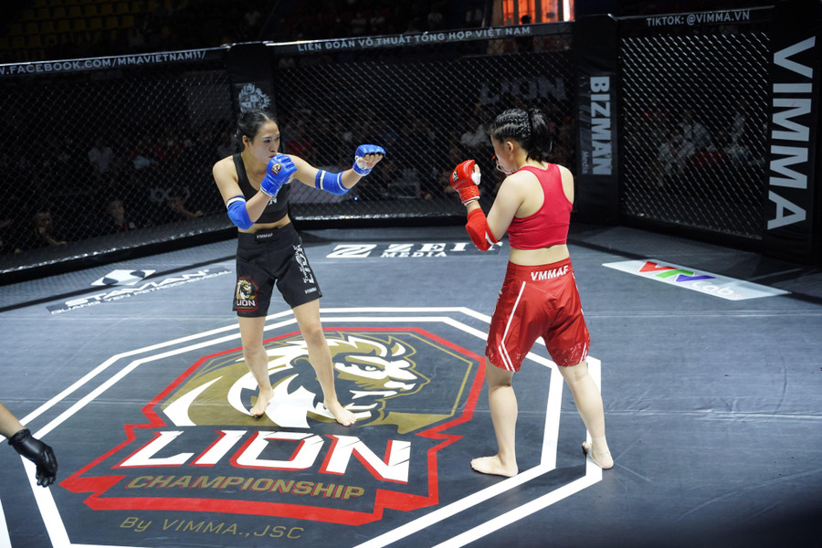 Ở trận bán kết với Trần Thị Ngọc Ánh ở hạng cân 60 kg nữ giải MMA Việt Nam Lion Championship đang diễn ra tại Hà Nội, Phạm Thị Nhung đã xuất sắc đánh bại đối thủ bằng đòn bẻ tay armbar ở thời điểm 1 phút 23 giây.
