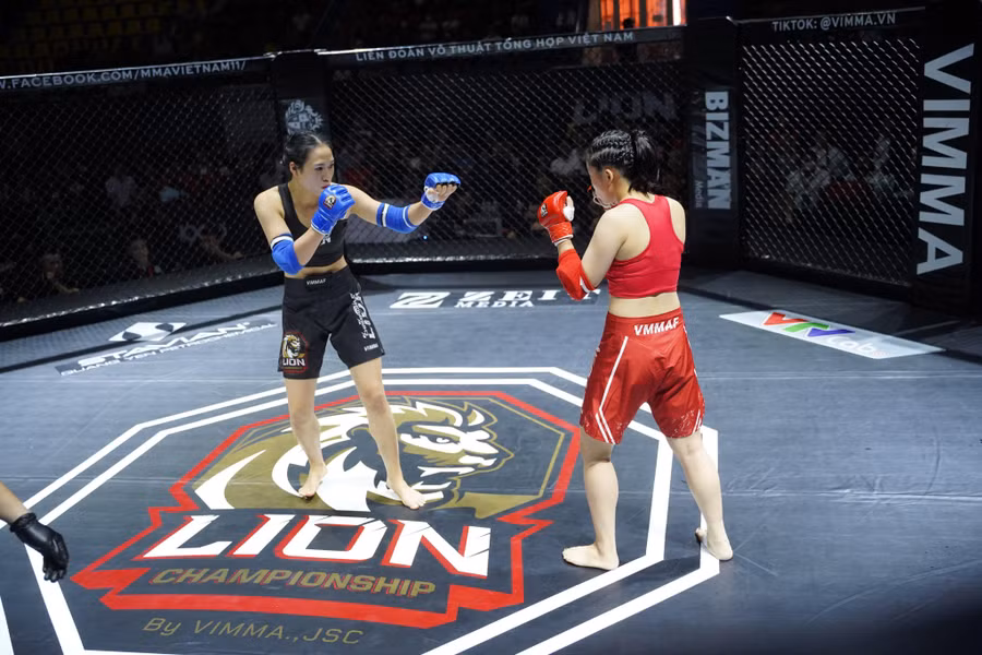 Ở trận bán kết với Trần Thị Ngọc Ánh ở hạng cân 60 kg nữ giải MMA Việt Nam Lion Championship đang diễn ra tại Hà Nội, Phạm Thị Nhung đã xuất sắc đánh bại đối thủ bằng đòn bẻ tay armbar ở thời điểm 1 phút 23 giây.
