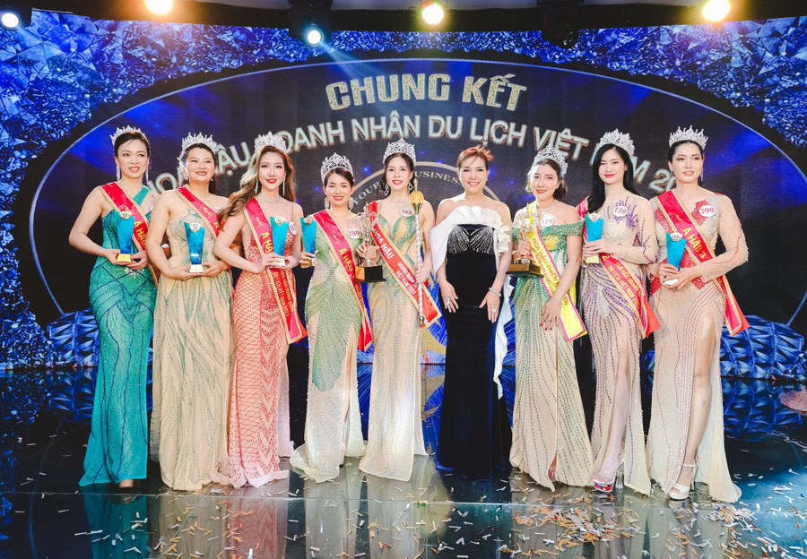 Tân Hoa hậu cùng các Á hậu của cuộc thi năm nay.