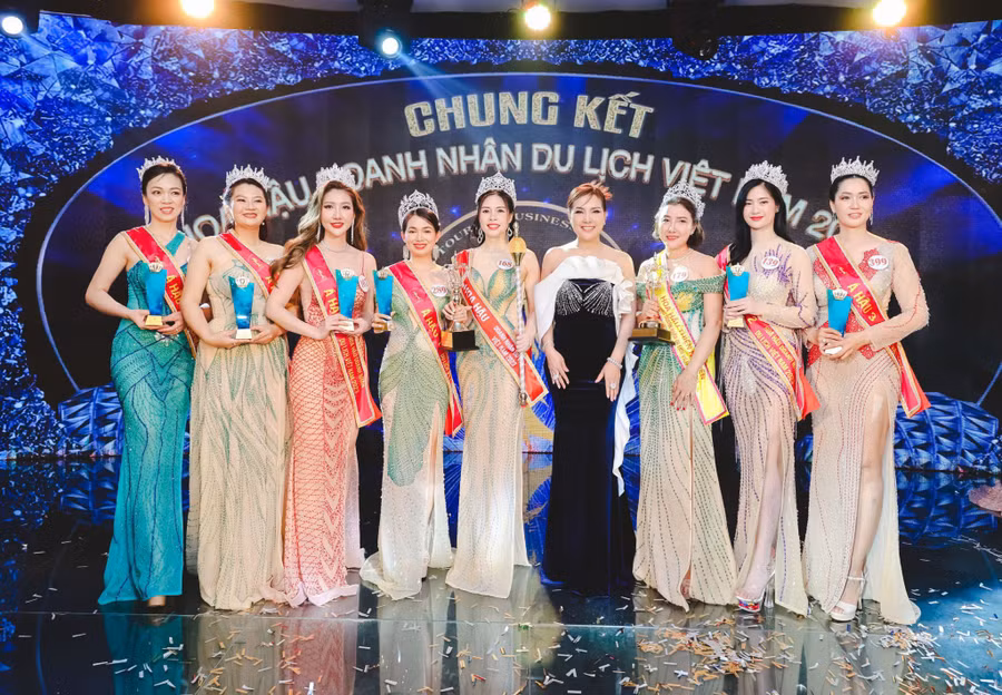 Tân Hoa hậu cùng các Á hậu của cuộc thi năm nay.