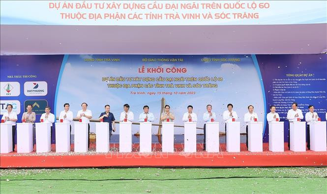 Thủ tướng Phạm Minh Chính và các đại biểu thực hiện nghi thức khởi công Dự án đầu tư xây dựng cầu Đại Ngãi trên Quốc lộ 60. Ảnh: Dương Giang/TTXVN Thủ tướng Phạm Minh Chính và các đại biểu thực hiện nghi thức khởi công Dự án đầu tư xây dựng cầu Đại Ngãi trên Quốc lộ 60. Ảnh: Dương Giang/TTXVN