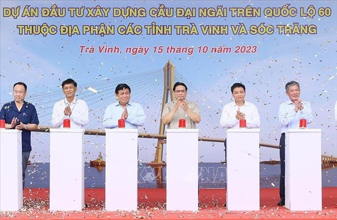 Thủ tướng Phạm Minh Chính và các đại biểu thực hiện nghi thức khởi công Dự án đầu tư xây dựng cầu Đại Ngãi trên Quốc lộ 60. Ảnh: Dương Giang/TTXVN Thủ tướng Phạm Minh Chính và các đại biểu thực hiện nghi thức khởi công Dự án đầu tư xây dựng cầu Đại Ngãi trên Quốc lộ 60. Ảnh: Dương Giang/TTXVN