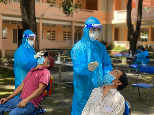 Các thành viên trong đoàn hỗ trợ lấy mẫu xét nghiệm