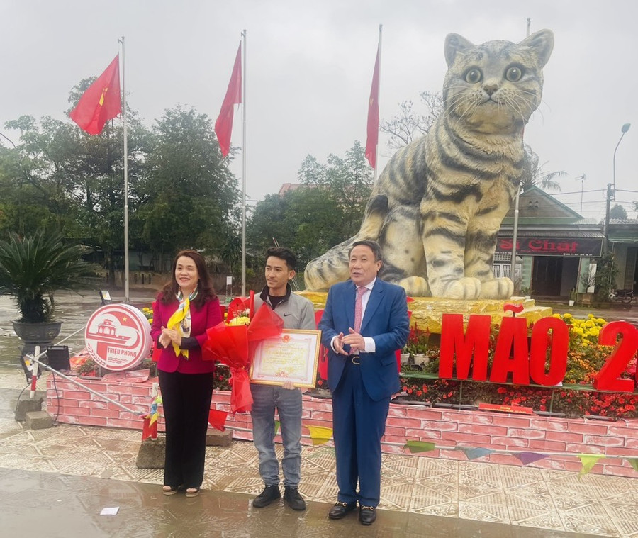 Ông Hà Sỹ Đồng - Phó Chủ tịch Thường trực UBND tỉnh Quảng Trị tặng Bằng khen của UBND tỉnh cho anh Đinh Văn Tâm.