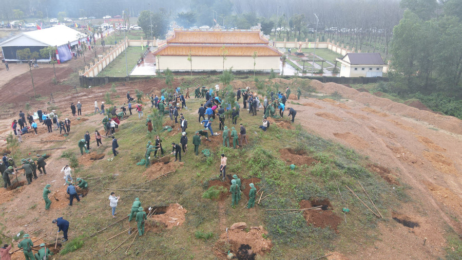 Trồng cây ở khu đồi sau Đền thờ Vua Hàm Nghi và các chiến sĩ Cần Vương.