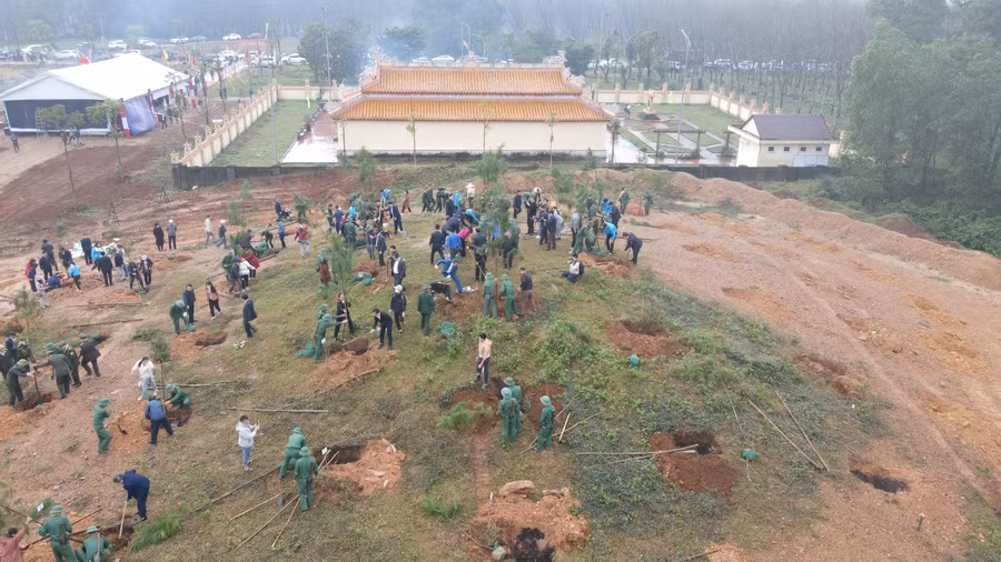 Trồng cây ở khu đồi sau Đền thờ Vua Hàm Nghi và các chiến sĩ Cần Vương.