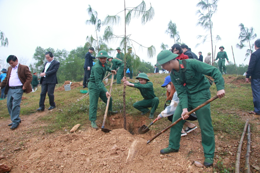 Các chiến sĩ thuộc Sư đoàn 968 tham gia trồng cây. (Ảnh: Đ. Đức).