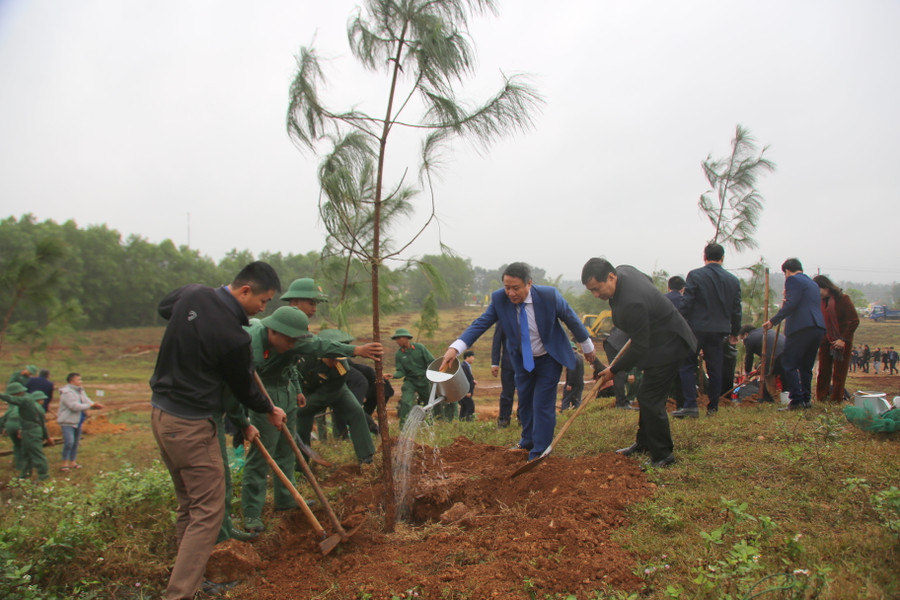 Lãnh đạo tỉnh Quảng Trị trồng cây đầu Xuân Qúy Mão.