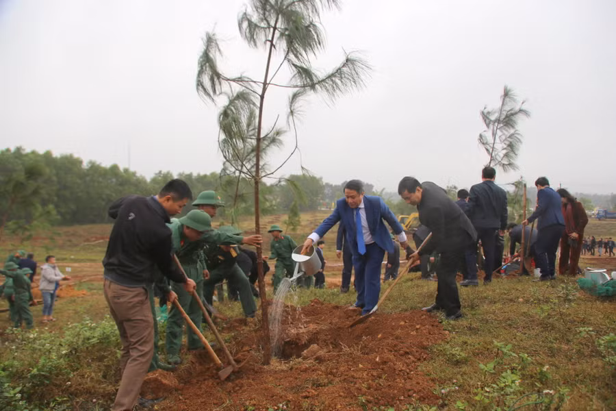 Lãnh đạo tỉnh Quảng Trị trồng cây đầu Xuân Qúy Mão.