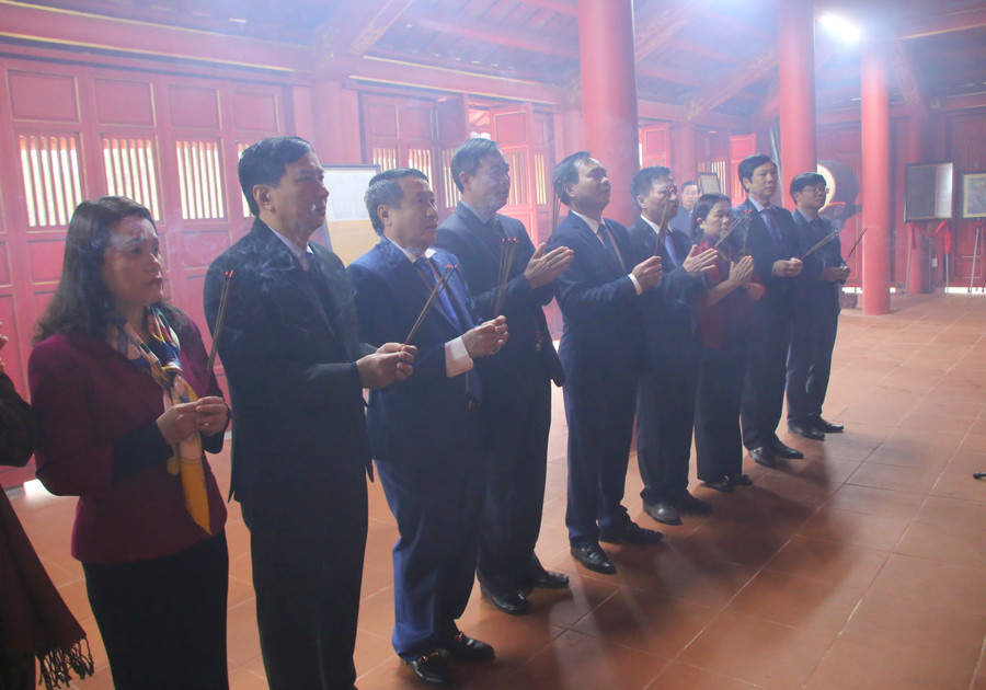 Lãnh đạo tỉnh Quảng Trị dâng hương tại Đền thờ Vua Hàm Nghi.