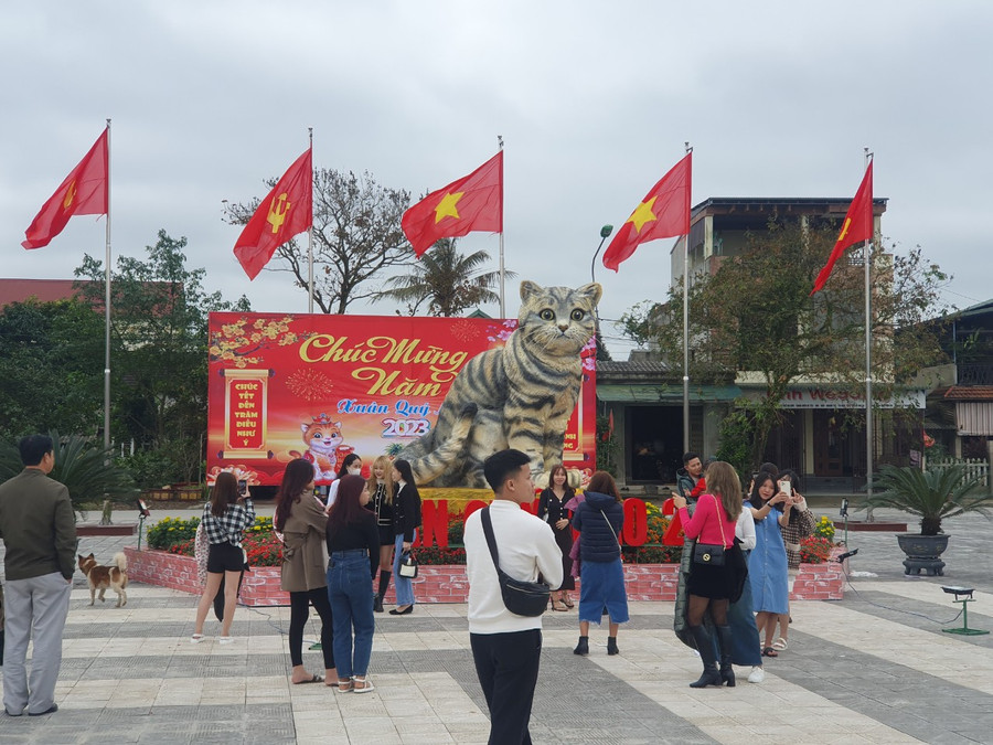 Tượng mèo được trưng bày ở Quảng trường huyện Triệu Phong đã thu hút hơn 14.000 lượt khách tham quan. (Ảnh: Đ. Đức).