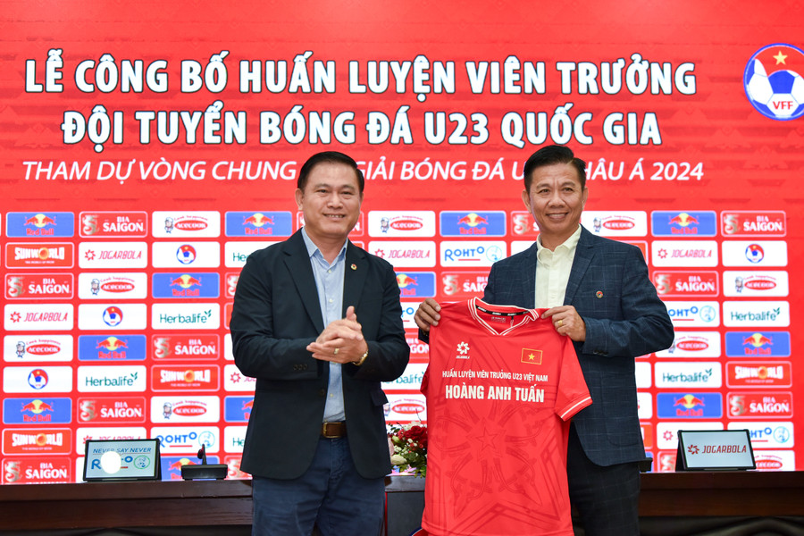 Ông Trần Anh Tú trao áo HLV trưởng U23 Việt Nam cho ông Hoàng Anh Tuấn.
