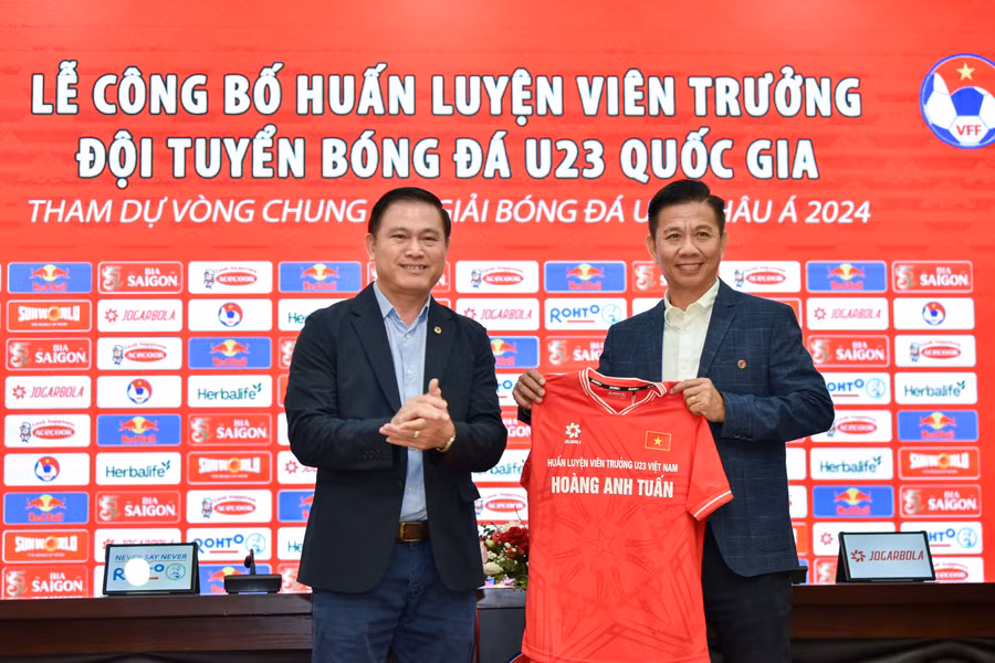 Ông Trần Anh Tú trao áo HLV trưởng U23 Việt Nam cho ông Hoàng Anh Tuấn.