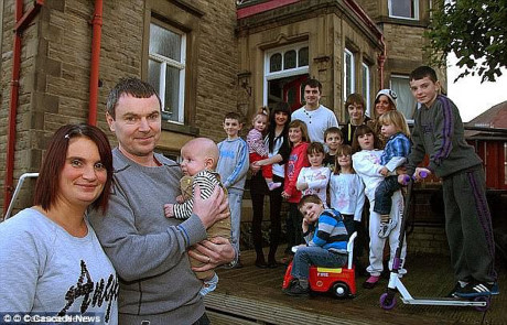 Choang voi gia dinh de 18 dua con, dong nhat Anh quoc - Anh 2