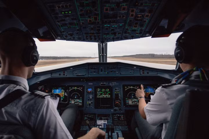 Những tình huống thót tim trong buồng lái du khách không hề biết