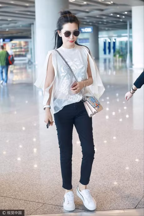 Ly Bang Bang xoa tan tin don bau bi khi khoe dang tai san bay - Anh 1