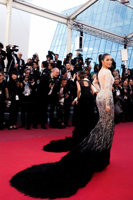 Lý Nhã Kỳ gây bất ngờ với vẻ đẹp huyền bí tựa Cleopatra tại Cannes - Ảnh 4 Ly Nha Ky gay bat ngo voi ve dep huyen bi tua Cleopatra tai Cannes - Anh 4