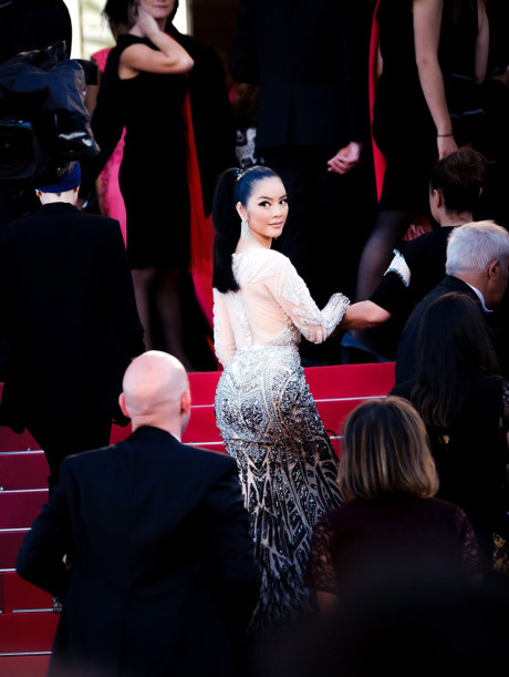 Lý Nhã Kỳ gây bất ngờ với vẻ đẹp huyền bí tựa Cleopatra tại Cannes - Ảnh 5 Ly Nha Ky gay bat ngo voi ve dep huyen bi tua Cleopatra tai Cannes - Anh 5