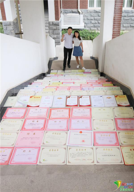 Yêu kiểu con nhà người ta: 4 năm Đại học nhận 137 bằng khen chứng nhận nhờ học quá giỏi - Ảnh 6 Yeu kieu con nha nguoi ta: 4 nam Dai hoc nhan 137 bang khen chung nhan nho hoc qua gioi - Anh 6
