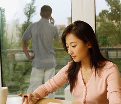 Chồng lén lút biếu tiền bố mẹ, vợ cố nhịn tìm cách giải quyết - Ảnh 1 Chong len lut bieu tien bo me, vo co nhin tim cach giai quyet - Anh 1