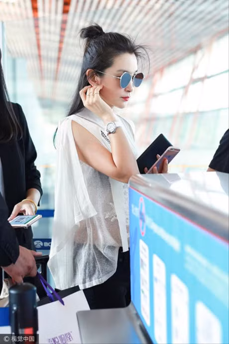 Ly Bang Bang xoa tan tin don bau bi khi khoe dang tai san bay - Anh 3