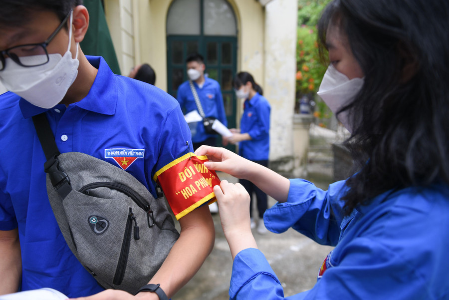 Ngay từ rất sớm lực lượng tình nguyện viên đã có mặt để hỗ trợ thí sinh trong ngày làm thủ tục dự thi kỳ thi tốt nghiệp THPT 2022.