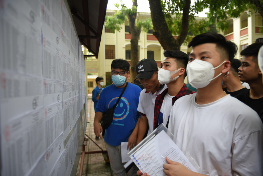 Cô Nguyễn Thị Bích Loan- Phó hiệu trưởng, Phó trưởng điểm thi trường THPT Phan Đình Phùng cho biết, nhà trường đã chuẩn bị đầy đủ cơ sở vật chất, điểm để đồ cho thí sinh cũng như phổ biến quy chế cho cán bộ giám thị, phục vụ thi tại điểm thi theo đúng quy định của Bộ Giáo dục và Đào tạo.