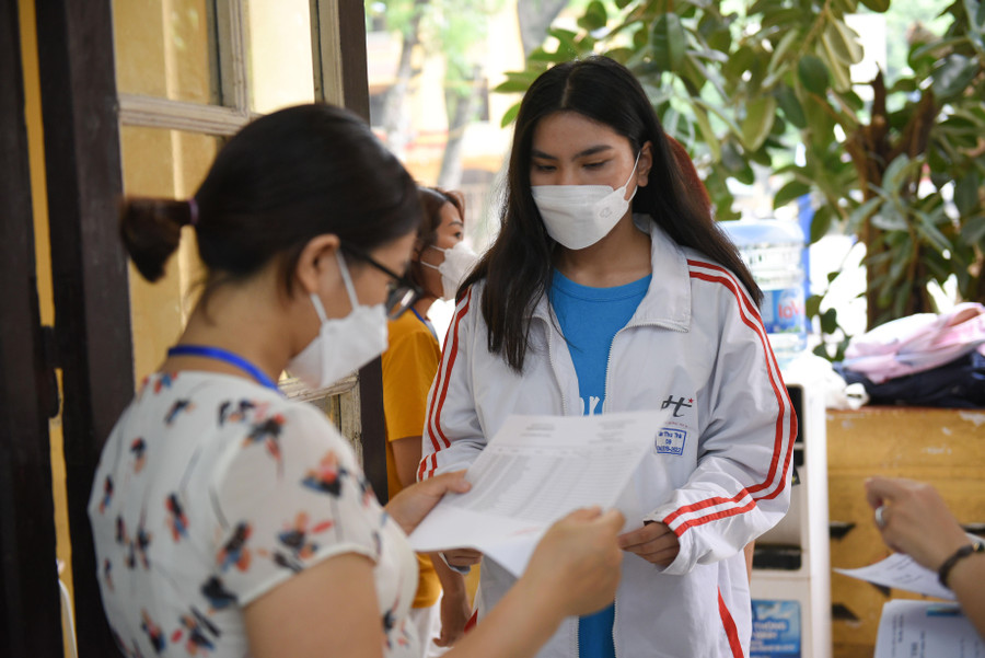 Thí sinh tham gia kỳ thi bắt buộc phải tham gia 4 bài thi bao gồm Toán, Ngữ Văn, Tiếng Anh và bài thi tổ hợp Khoa học tự nhiên hoặc Khoa học xã hội.