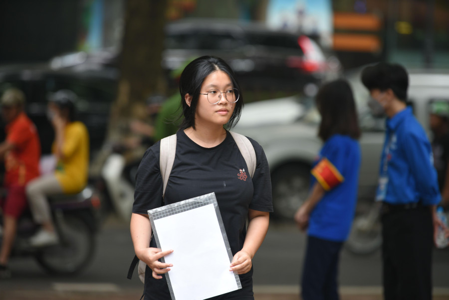 Các thí sinh đều tự tin bước vào phòng thi.