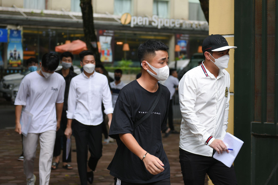 Từ rất sớm các thí sinh đầu tiên đã đến điểm thi.